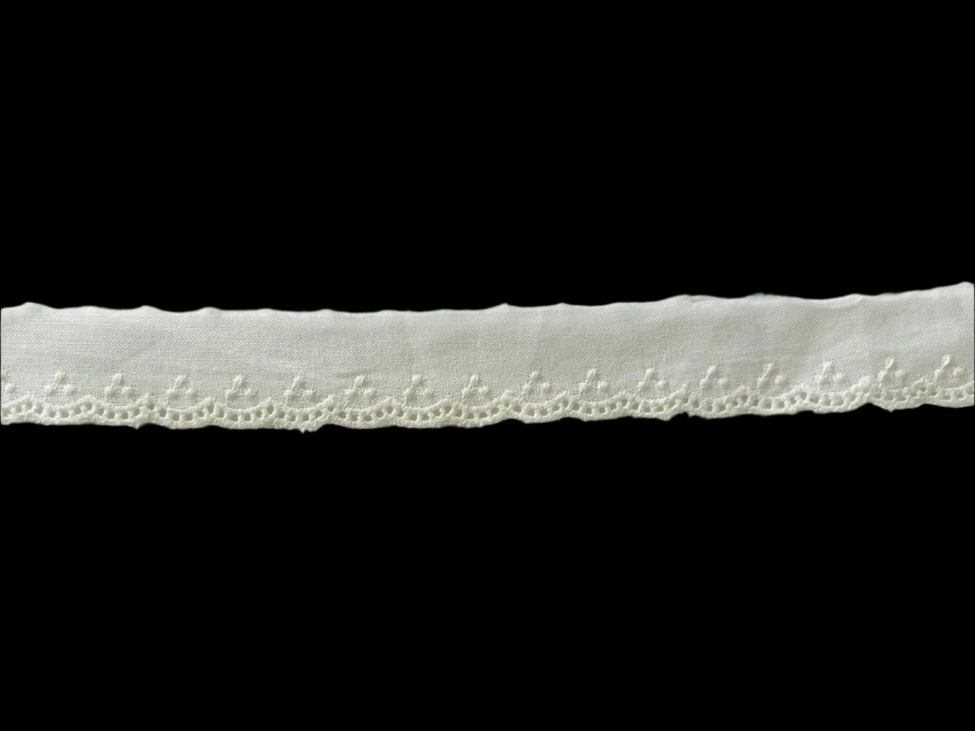 3/4" Delicate Pale Ivory Scalloped Cotton Eyelet Trim (Made in France)
