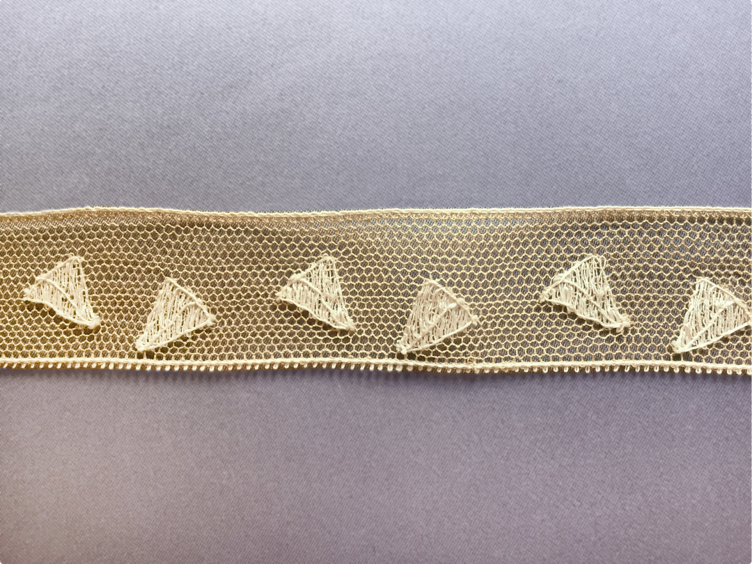 3/4" Beige Floating Triangles Cotton Vintage Lace Trim (Made in France)