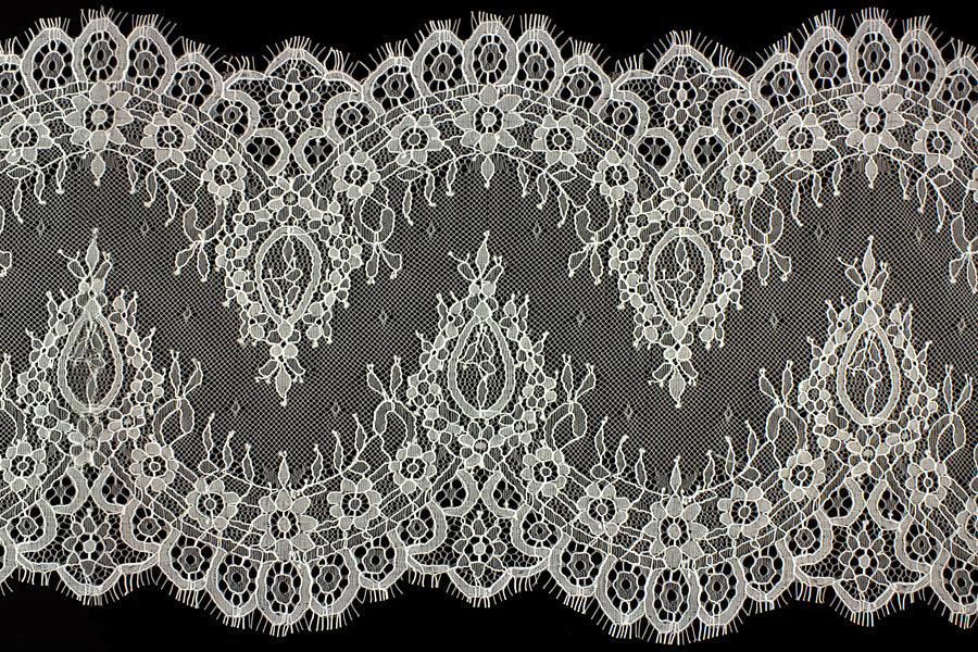 9" Ivory Chantilly Galloon Lace