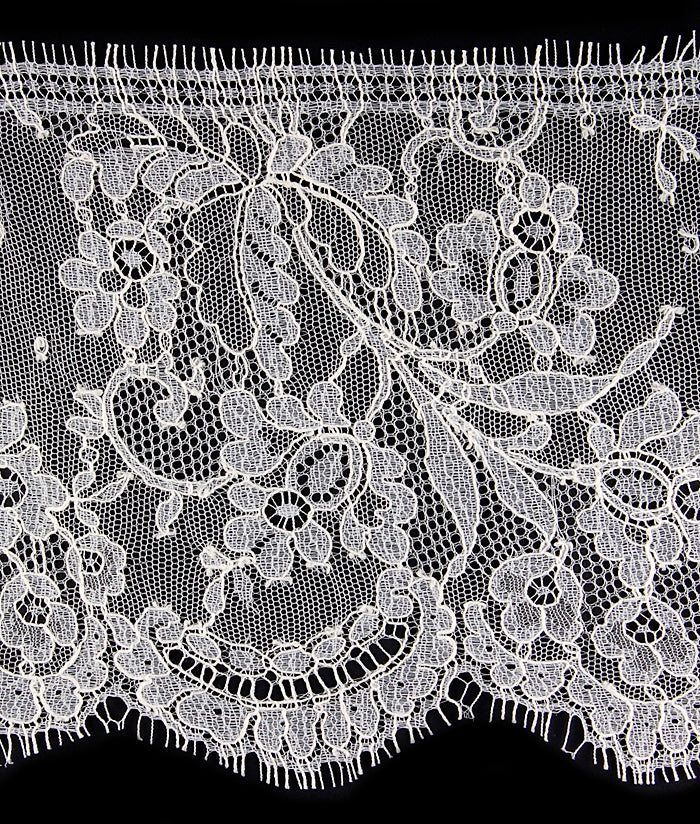 6" Ivory Chantilly Lace (Made in France)
