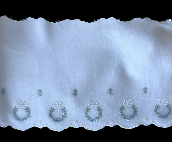 5 1/4" Forget-Me-Knot Wreaths White Cotton Eyelet Trim (Made in Switzerland)