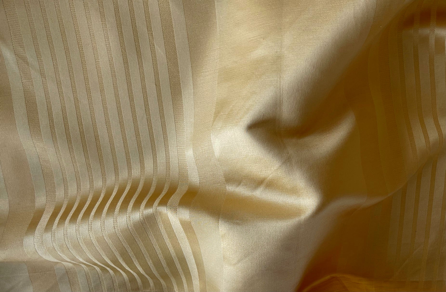 High-End Regal Golden Linen & Silk Stripe (Made in Italy High-End Regal Golden Linen & Silk Stripe (Made in Italy