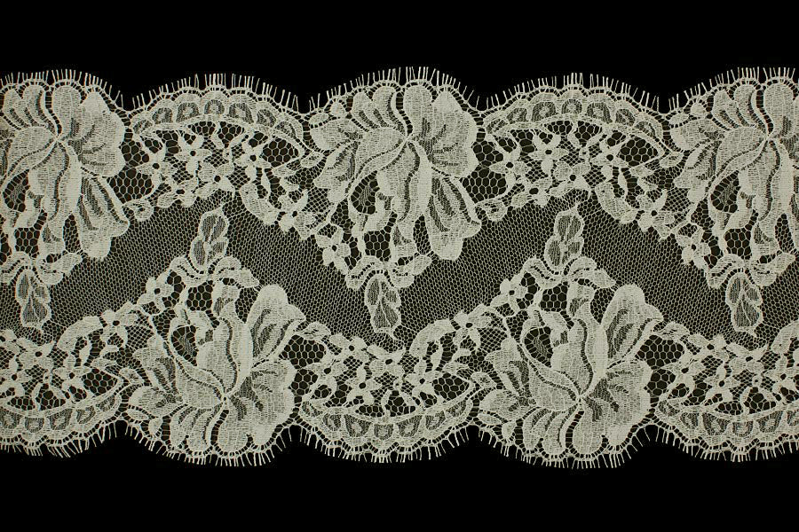 5 1/2" Ivory Chantilly Lace (Made in France)